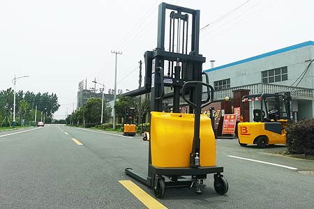 Semi-electric pallet stacker