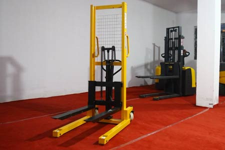 Manual hydraulic stacker