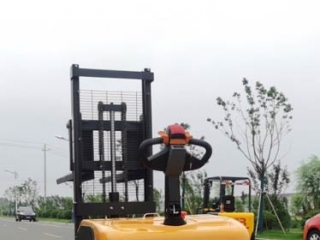 Stand-On Counterbalance Stacker | Buying Guide & Manufacturer Screening