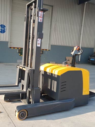 Narrow aisle reach forklift