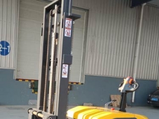 Stand-On Reach Stacker | Reach Truck vs Stacker Comparison Guide