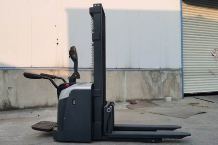 Forklift aisle congestion solution