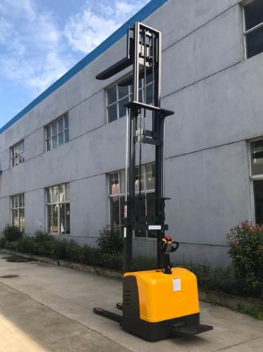 Stand‑on full‑electric stacker