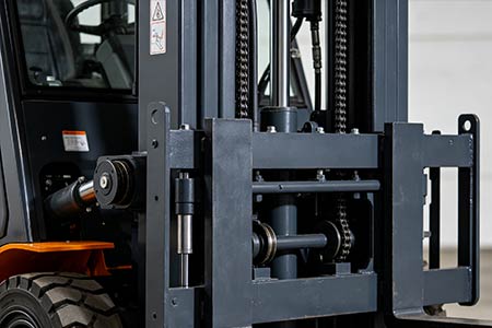 Electric reach truck