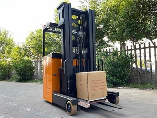 Large Sit‑Down Reach Stacker | Buying Guide for High‑Rack Warehouse