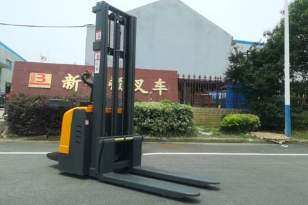 Stand‑on loading & unloading stacker