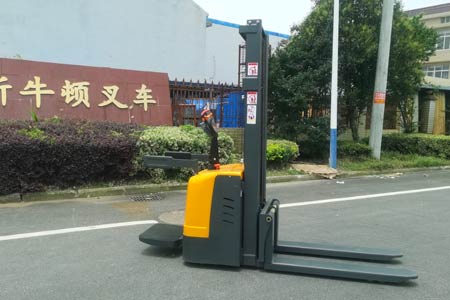 Stand‑on electric stacker