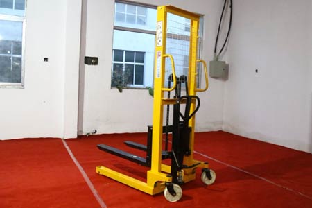 Manual hydraulic stacker