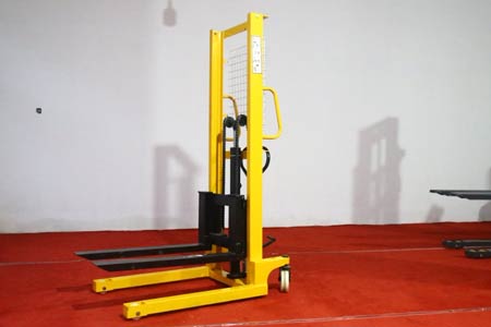 Light‑duty warehouse forklift