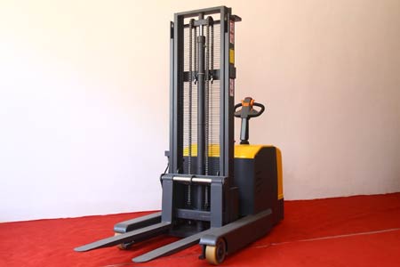 Full‑electric reach stacker