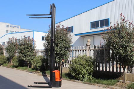 Walk‑behind straddle stacker