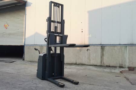 Dual pallet stacker service