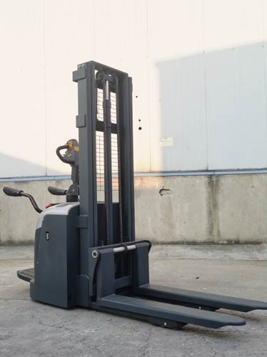 Stand‑on full electric stacker