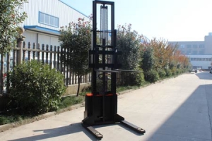 Straddle‑Leg Electric Stacker: Which Working Conditions Fit Best
