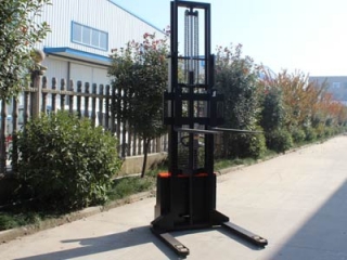Straddle‑Leg Electric Stacker: Which Working Conditions Fit Best