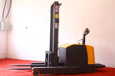 Electric reach stacker maintenance