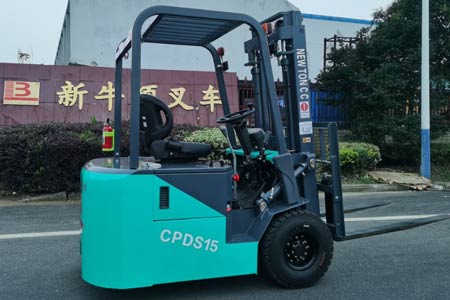 Full‑electric three‑wheel forklift