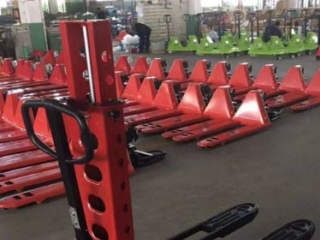 Advantages of Semi-Electric Self-Loading Stacker for Small Store Cargo Loading