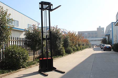 Walkie Straddle Stacker
