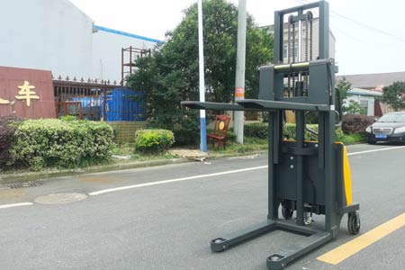 Semi-electric hydraulic stacker