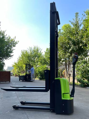 Walkie electric stacker