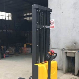 4 Working Scenarios of Narrow Aisle Walkie Electric Stacker