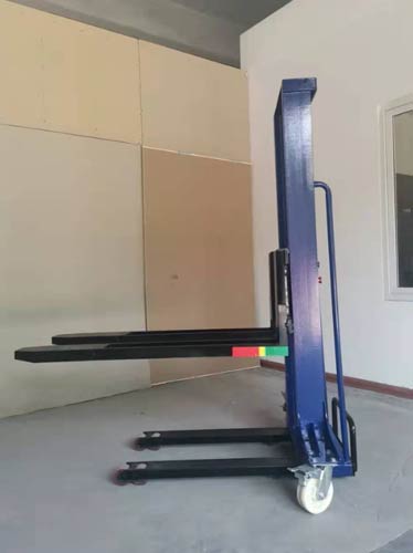 Electric self-climbing truck
