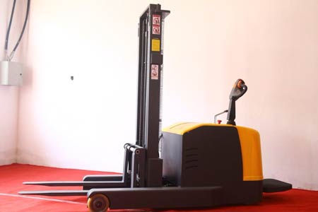 Reach electric stacker