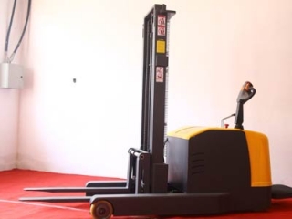 Reach Electric Stacker VS Ordinary Stacker for Warehouse Stacking