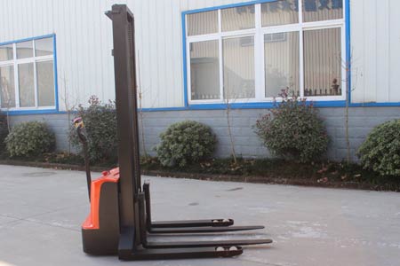 Electric straddle stacker