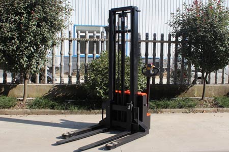 Walkie straddle stacker