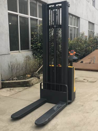 Walkie electric stacker