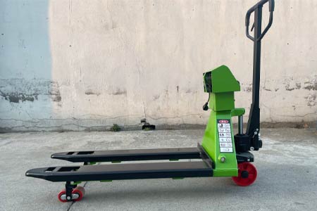 Hydraulic pallet truck with scale