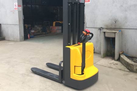 Walkie stacker selection
