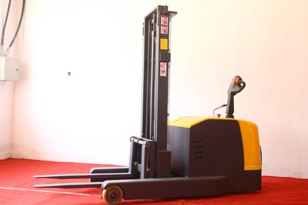 Reach stacker
