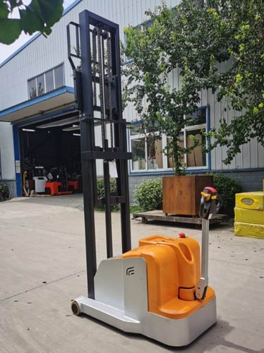 Narrow aisle counterbalance stacker
