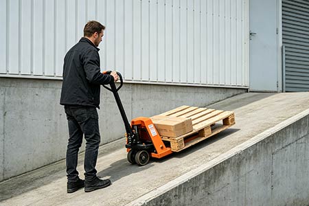 Manual hydraulic pallet jack
