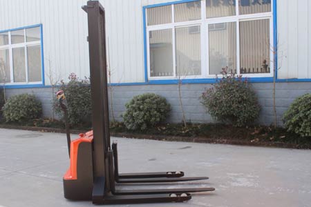 Export of walkie straddle stacker