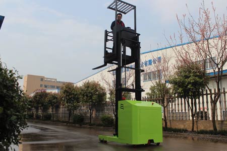 Electric order picker vs manual order picker, warehouse order picker