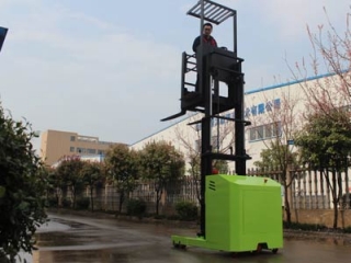 Electric order picker vs manual order picker, warehouse order picker