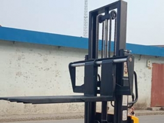 Portable Semi-electric Stacker, Pros and Cons of Semi-electric Stacker