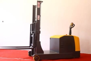 4 Dimensions Comparison: Reach Stacker and Counterbalance Stacker for Warehouse
