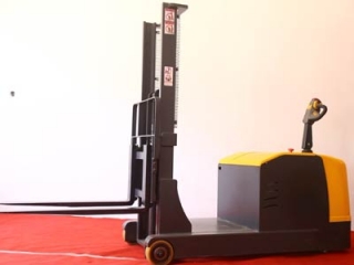 4 Dimensions Comparison: Reach Stacker and Counterbalance Stacker for Warehouse