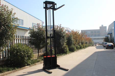 Walk-behind straddle electric stacker