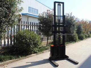 Advantages of Walk-behind Electric Stacker with Adjustable Legs