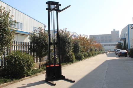 Electric straddle stacker