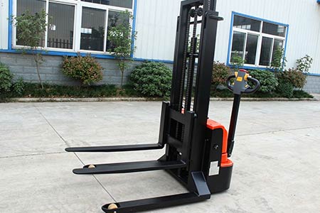 Walkie straddle stacker