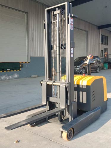 Stand-on Reach Stacker