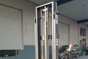 Stand-on Reach Stacker Pros & Cons for Narrow Aisle High-rack Warehousing