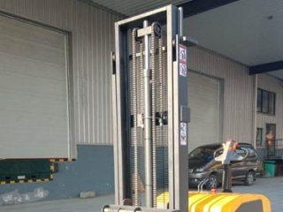 Stand-on Reach Stacker Pros & Cons for Narrow Aisle High-rack Warehousing